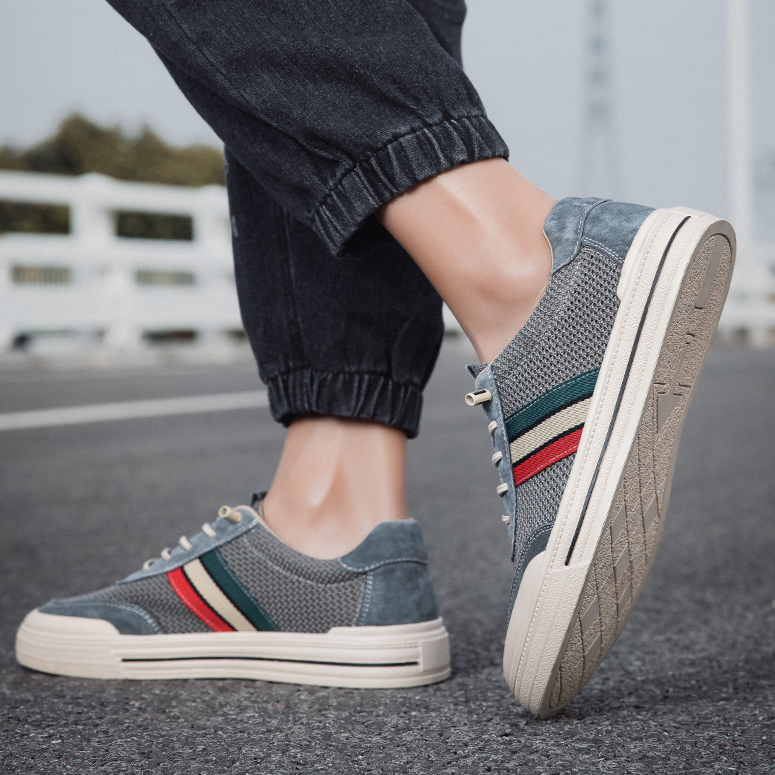 Classic men's retro sneakers in brown and blue, ideal for sporty casual everyday comfort.