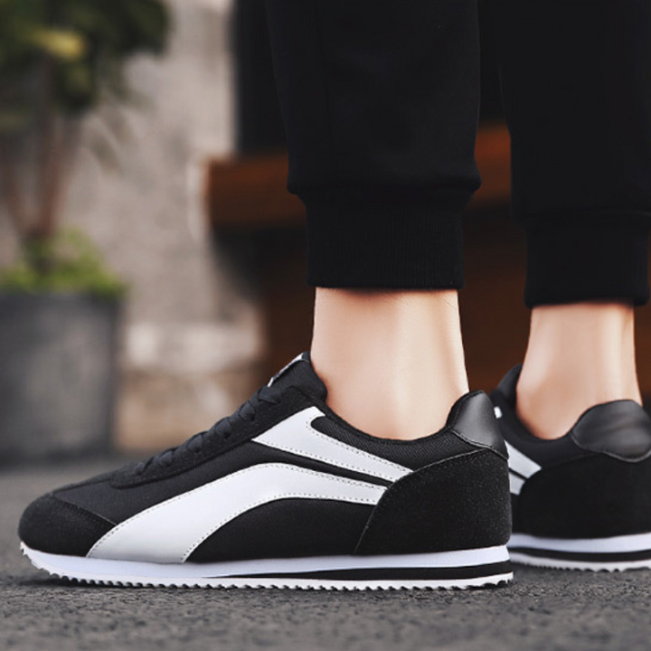 Lightweight men's walking sneakers with a cool retro appeal.