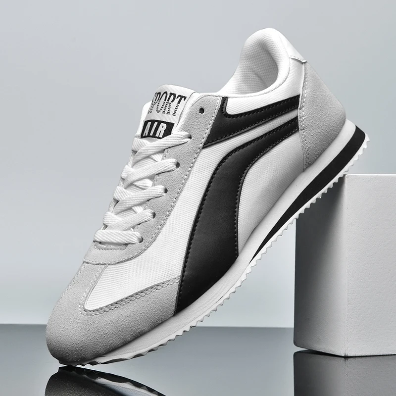 Comfortable men's retro sneakers, perfect for walking and casual activities.