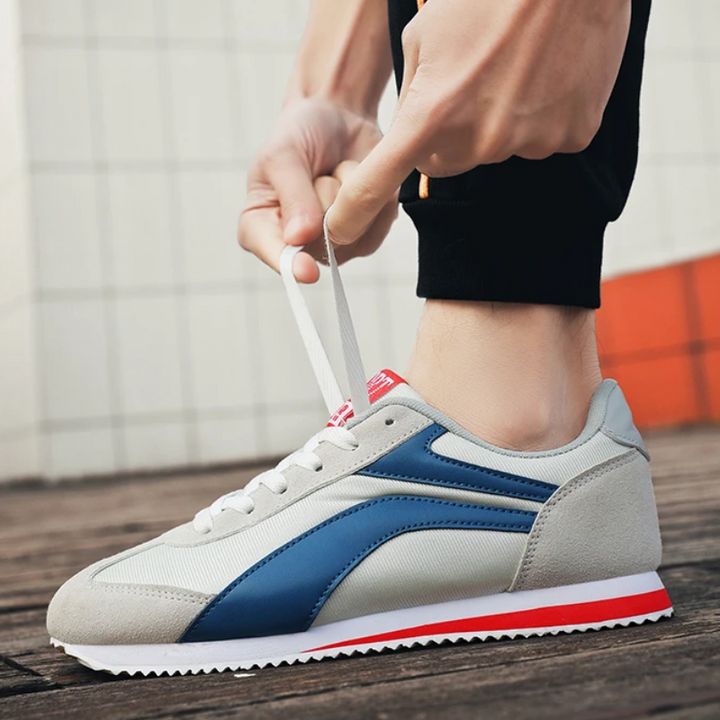 Lightweight men's retro athletic walking shoes, ensuring comfort and style.