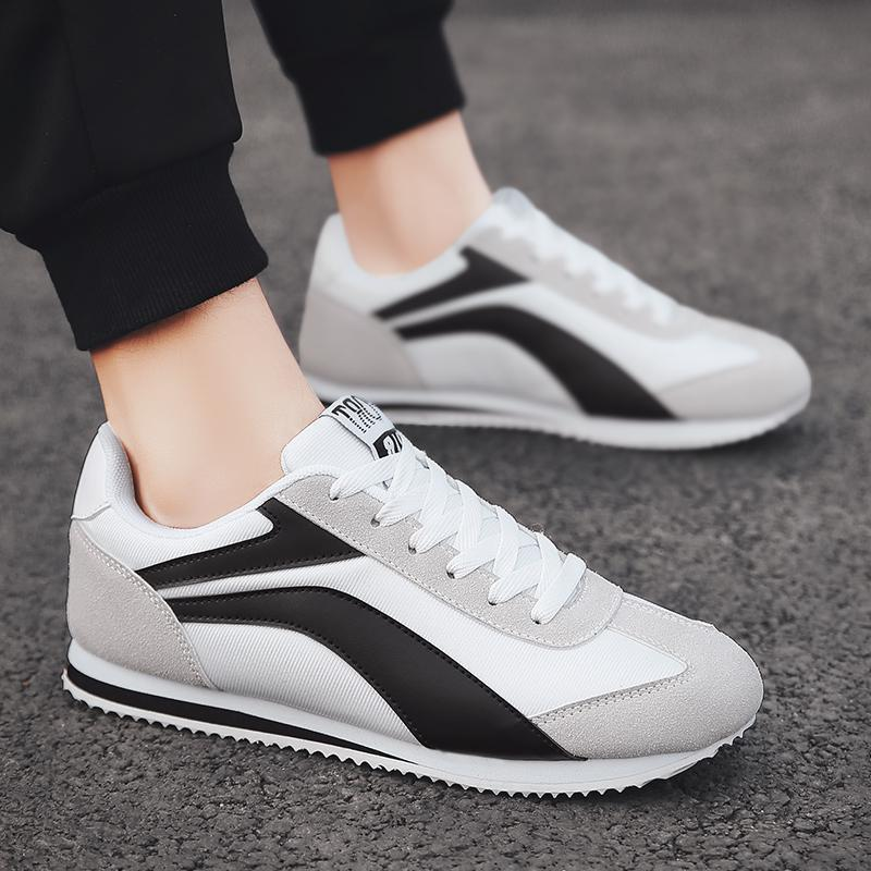 Lightweight men's sneakers for comfortable walking and everyday wear.