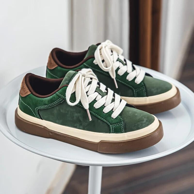 Men's retro vintage low-top sneakers in classic style for comfortable everyday wear.