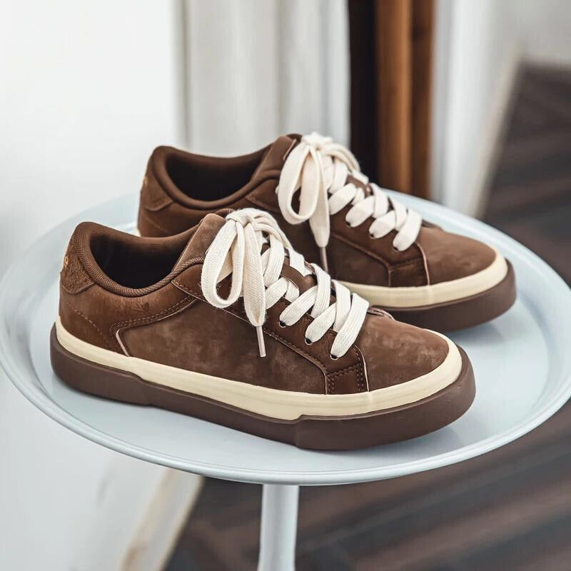 Stylish men's brown retro vintage casual sneakers, low-top and lace-up, ideal for comfortable everyday wear.