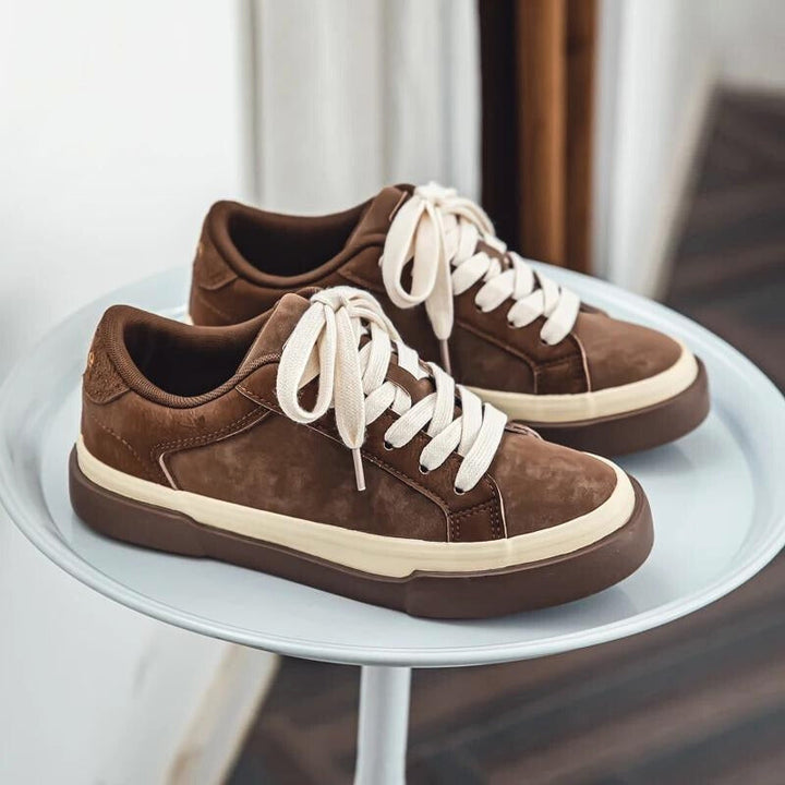 Stylish men's brown retro vintage casual sneakers, low-top and lace-up, ideal for comfortable everyday wear.