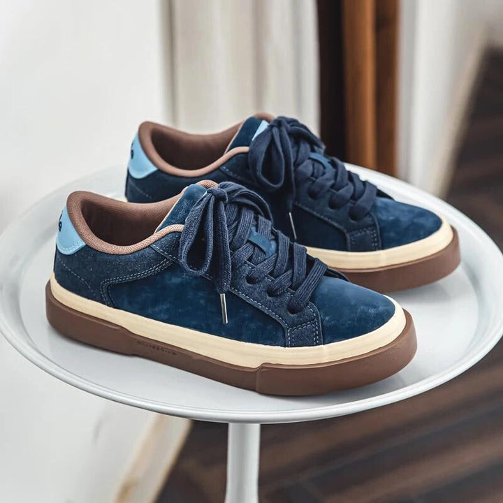 Comfortable men's lace-up retro vintage sneakers, ideal as casual everyday footwear or stylish skate shoes.