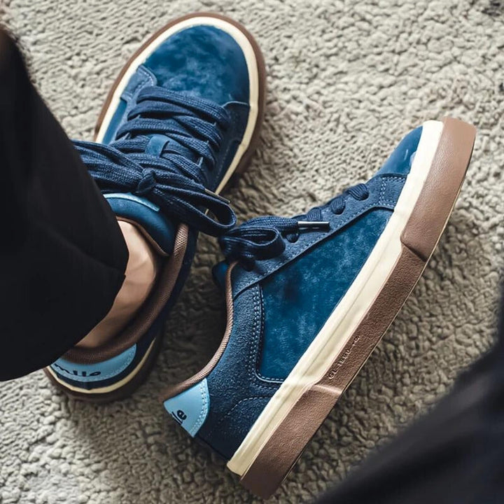 Men's vintage retro skate shoes, low-top design with lace-up closure, offering comfortable everyday style.
