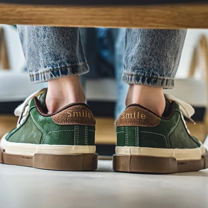 Everyday men's retro vintage low-top sneakers in a classic design, perfect for casual and comfortable footwear.
