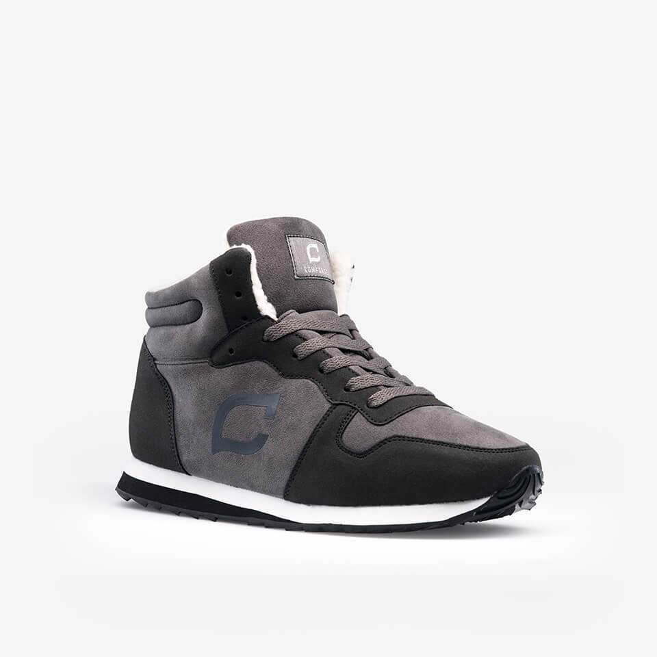 Detail of the anti-slip grip on Ruben men's cold weather shoes, essential for winter safety.