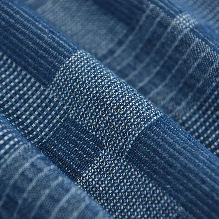 Versatile men's long-sleeve button-up shirt in rugged style. Features multi-pockets, ideal for casual everyday wear.
