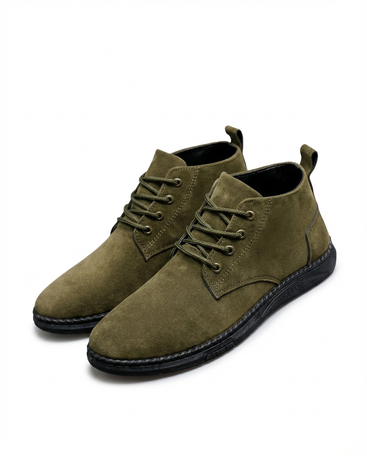 Men's rugged suede leather Roam boots with durable soles, ideal for casual wear and outdoor adventures.