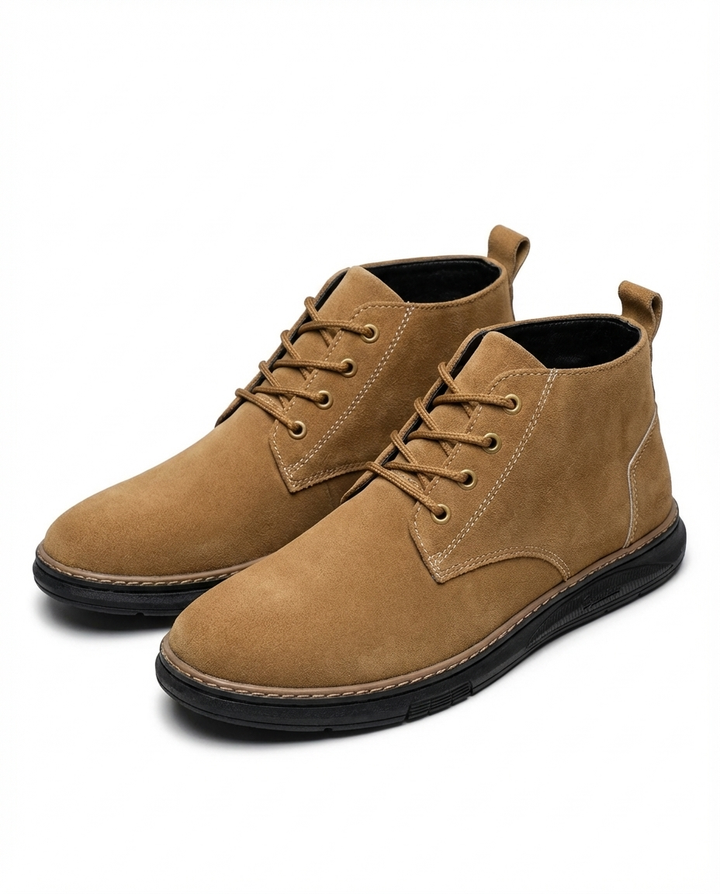 Casual men's suede leather Roam boots, versatile for daily wear and light outdoor exploration. Classic lace-up design.