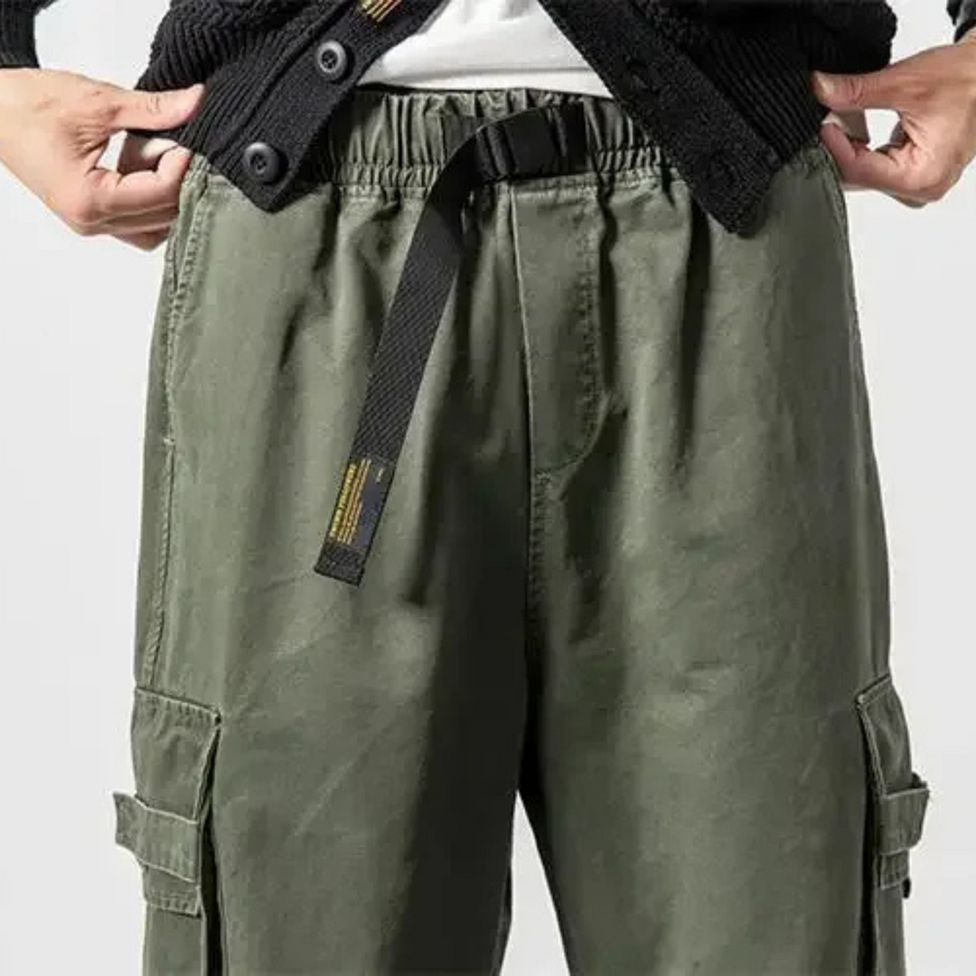 Streetwear men's cargo pants, rugged utility design, casual cotton pants for modern fashion.