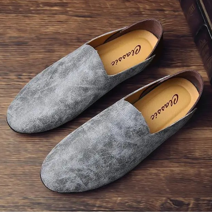 Men's comfortable gray Sunday casual loafers, versatile slip-on footwear for daily fashion.