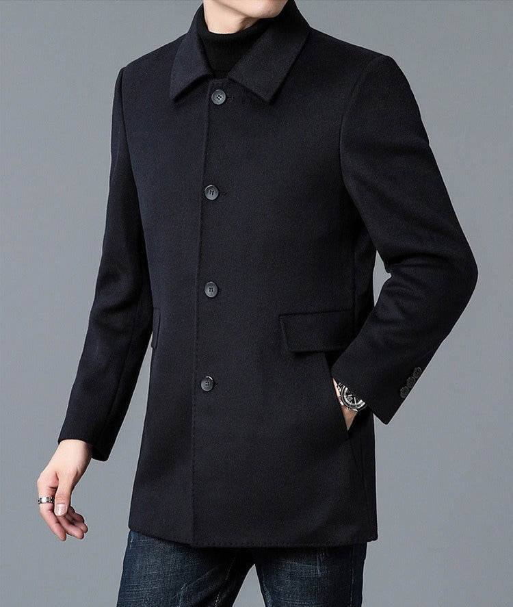 Versatile men's tailored navy blue blazer, suitable for professional and stylish occasions.