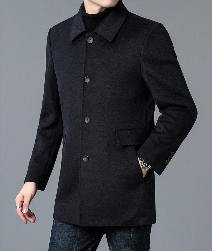 Versatile men's tailored navy blue blazer, suitable for professional and stylish occasions.