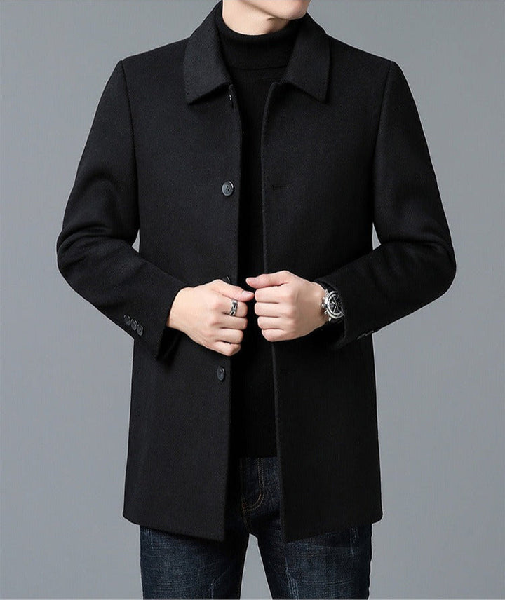 Close-up: Men's sharp tailored blazer, showcasing quality fabric & fit for business attire.