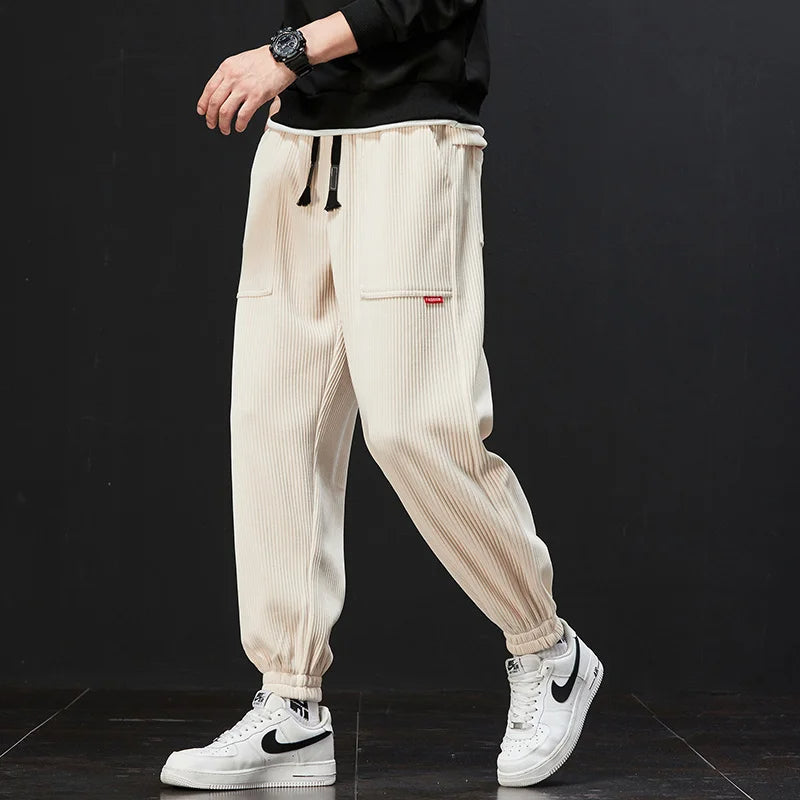 Relaxed fit men's joggers in a comfortable material, perfect casual pants for any versatile wardrobe.