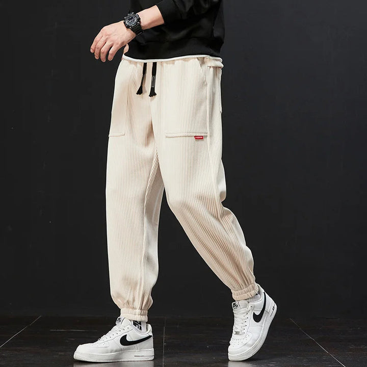 Relaxed fit men's joggers in a comfortable material, perfect casual pants for any versatile wardrobe.