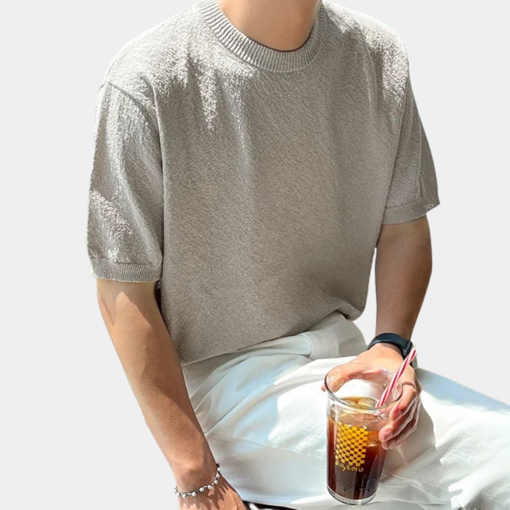 Men's simple & stylish everyday t-shirt in soft green for effortless comfort & versatile casual wear.