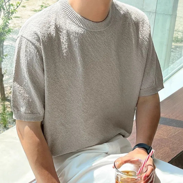 Simple & stylish men's green t-shirt, an essential basic for comfortable and versatile everyday use.