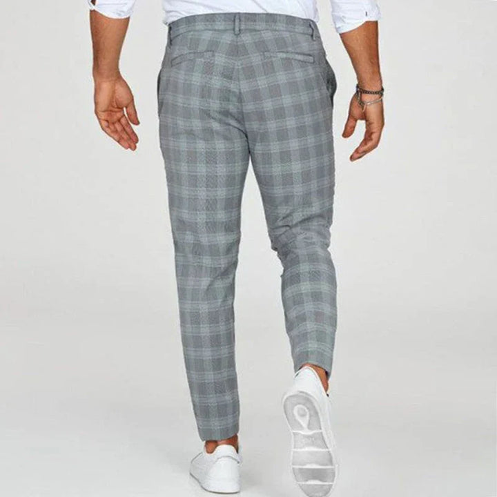 Cropped checked men's trousers, slim fit, ideal for modern smart casual fashion.