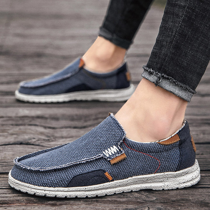 Stylish men's casual slip-on loafers, comfortable flat shoes for versatile everyday fashion.