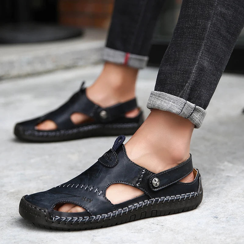 Summer outdoor men's slip-on sandals: closed-toe, breathable, cushioned, & non-slip for casual comfort.