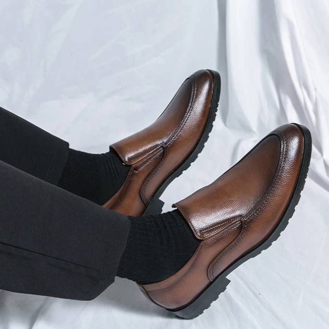Men's casual slip-on shoes, versatile loafers suitable for daily wear & dressy events.