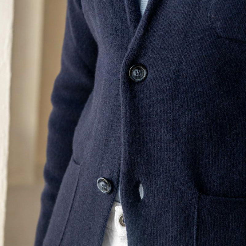 Men's modern jacket: smart-casual blazer with stylish patch pockets. Tailored and versatile for men.