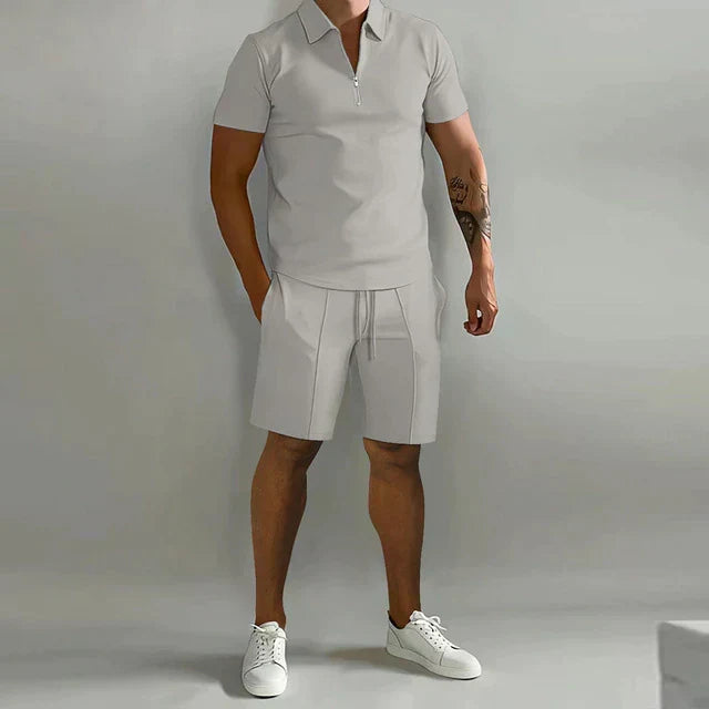 Versatile men's summer outfit: a smart polo shirt & coordinating shorts. Perfect for relaxed, fashionable looks.
