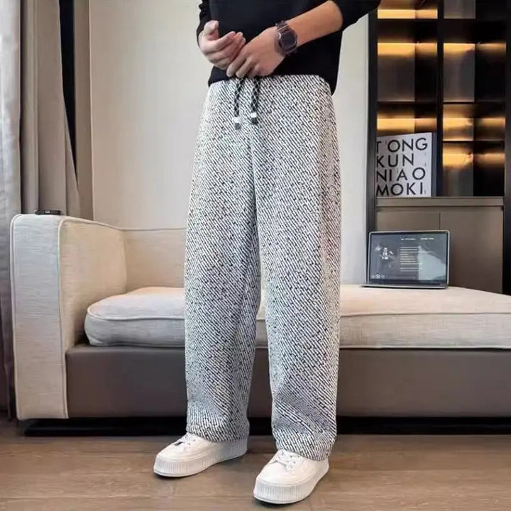 Men's fashionable soft brushed tapered knit pants, versatile for lounging or casual outings.