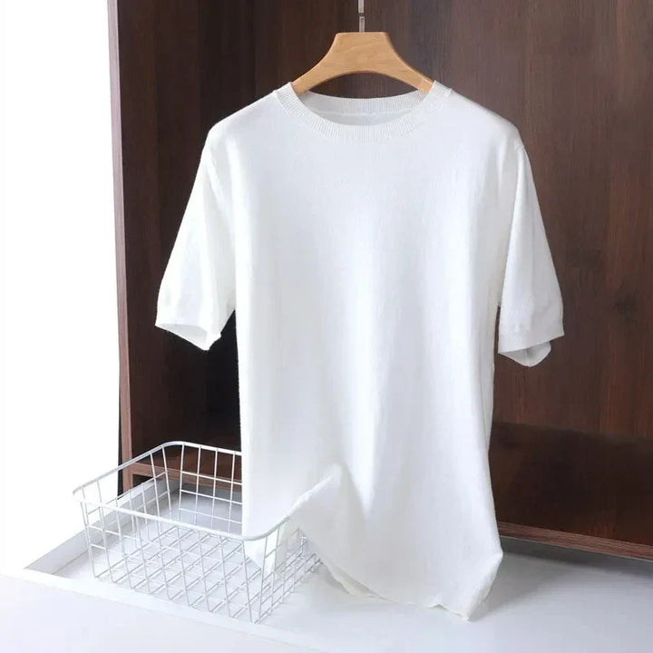 Stylish men's versatile gray comfort tee, ideal for casual wear, showcasing a relaxed fit.