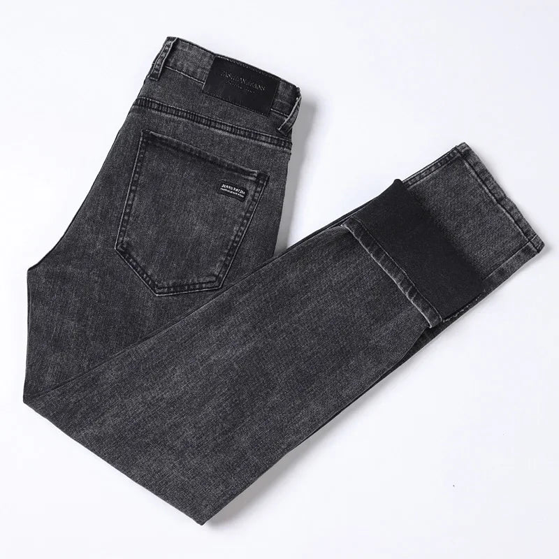 Classic men's straight-leg stretch denim jeans, ideal for everyday casual wear and men's fashion.