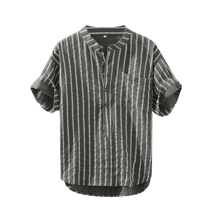 Stylish men's striped summer shirt with short sleeves, ideal for warm weather. Effortless casual button-up style.