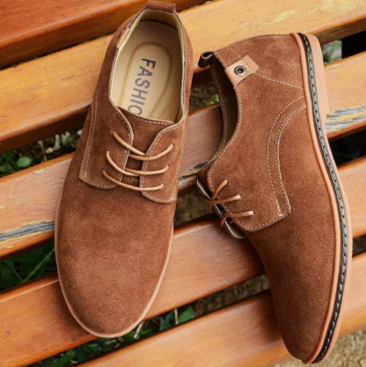 Elegant men's classic lace-up Derby shoes, a timeless choice for formal wear and modern fashion.