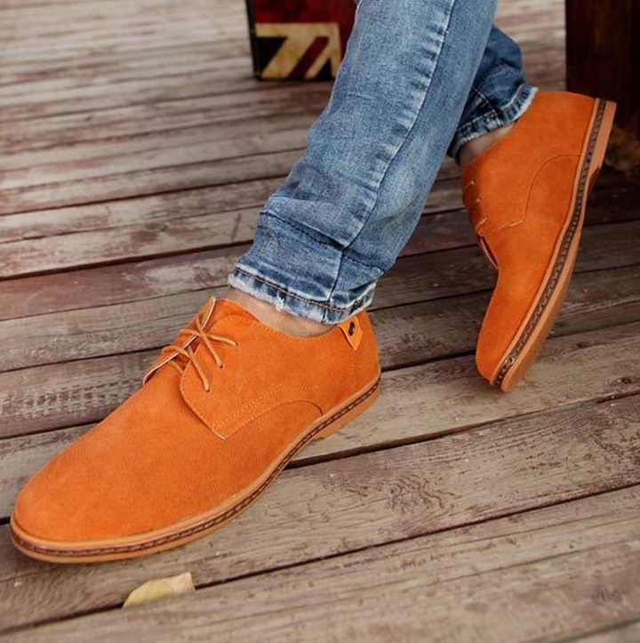 Rich brown leather men's Derby shoes with elegant lace-up detailing for classic formal or smart casual attire.