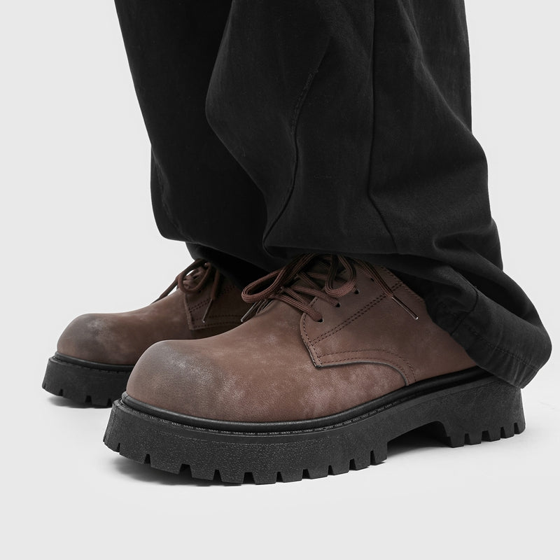 Fashionable men's Derby shoes with a striking thick sole, ideal for modern urban style and comfort.