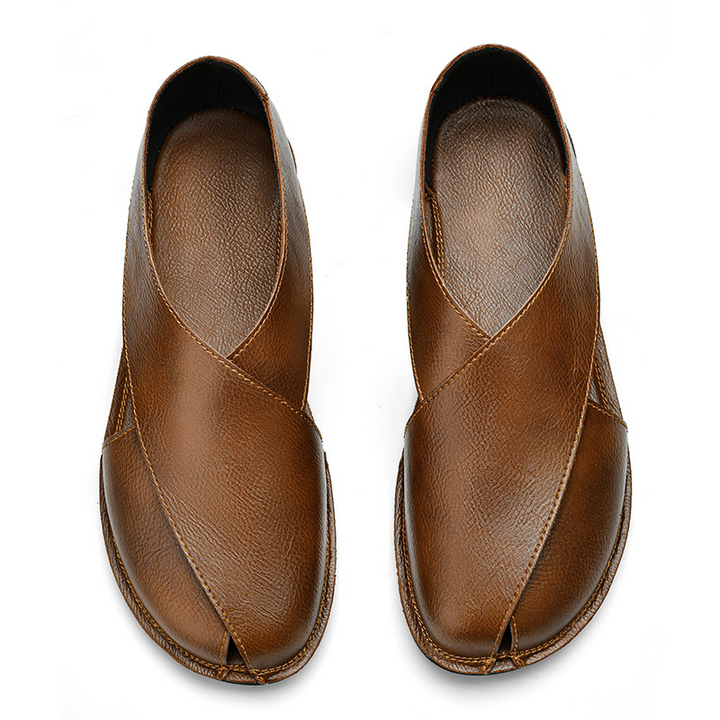 Men's walking sandals: stylish cross-strap design, cushioned for long-lasting comfort.