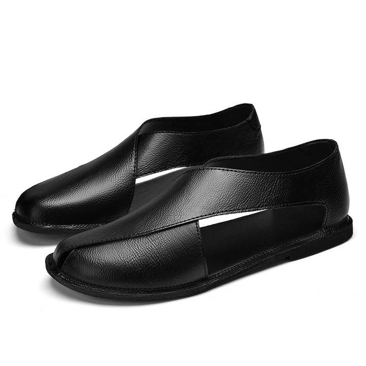 Fashionable men's summer shoes, cross-strap comfort sandals for casual warm weather outfits.