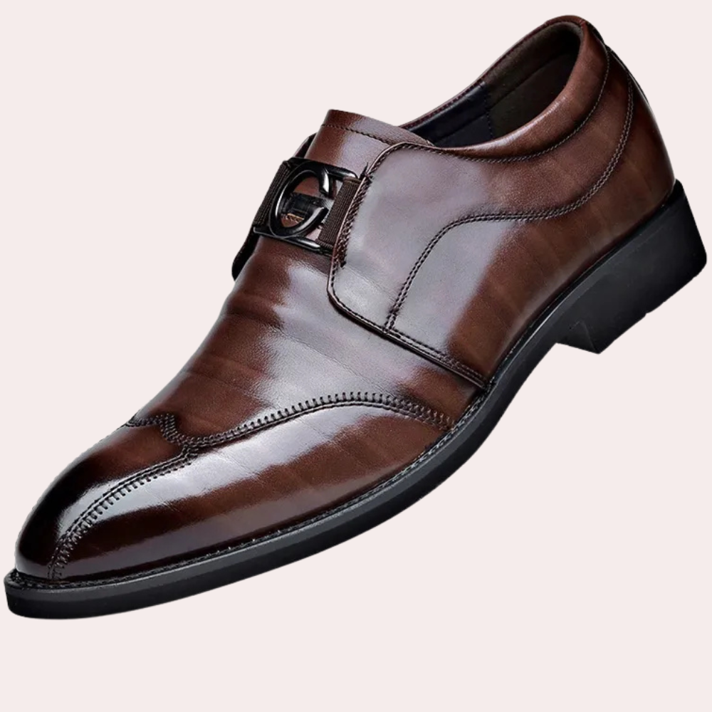 Classic men's easy-wear slip-on loafers, ideal for comfortable casual outfits and versatile footwear.