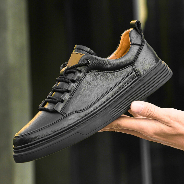 Men's stylish brown low-top comfort sneakers for everyday casual fashion.