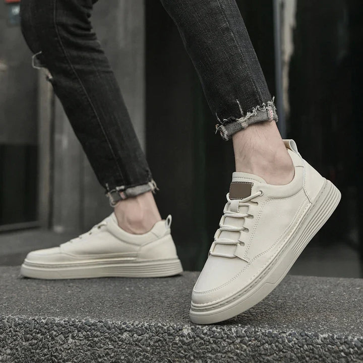 Black stylish men's low-top sneakers, combining comfort with contemporary fashion.