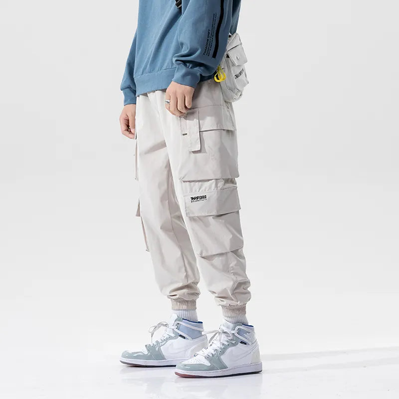 Men's utility cargo pants, stylish and practical for everyday casual fashion and urban comfort.