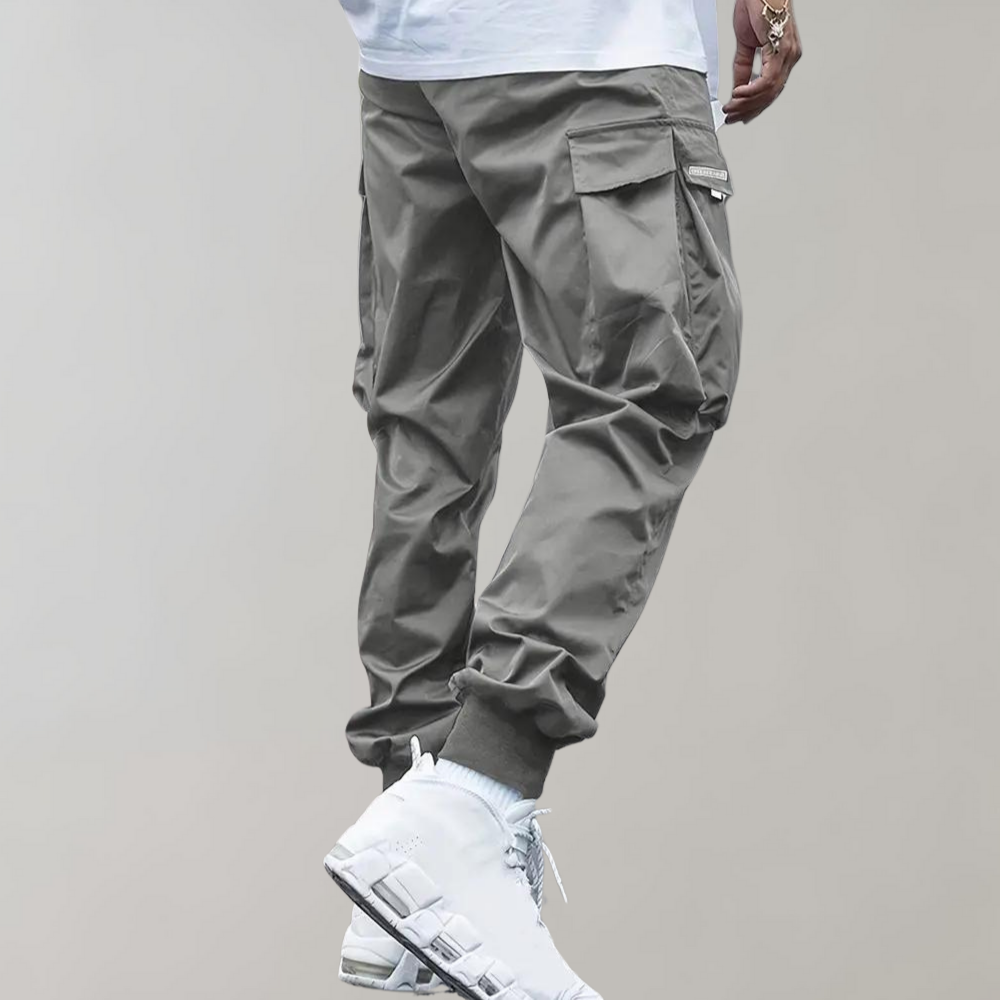 Practical and stylish men's cargo trousers, perfect for versatile daily outfits.