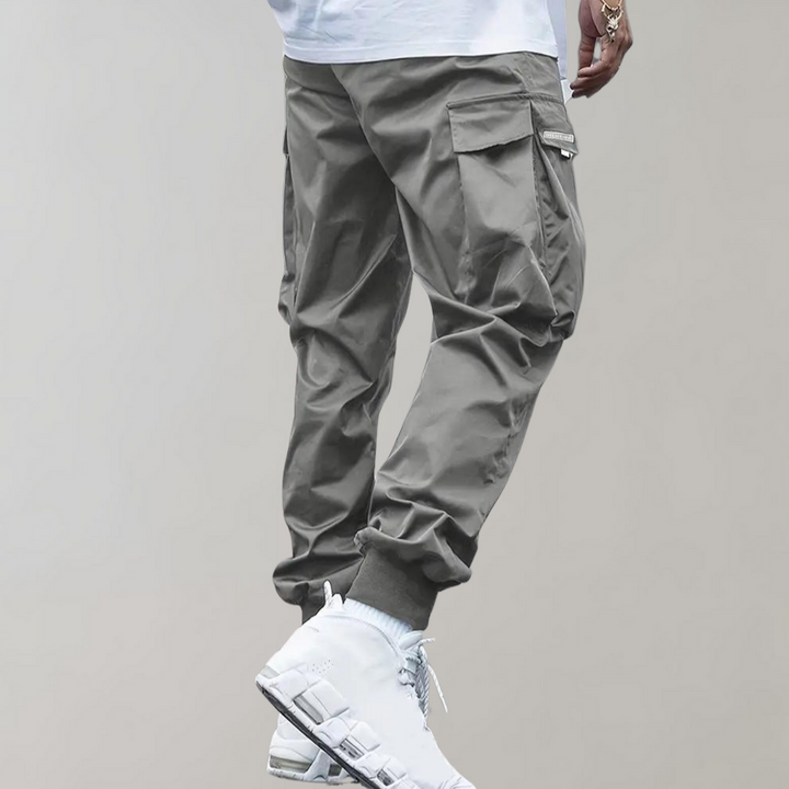Practical and stylish men's cargo trousers, perfect for versatile daily outfits.
