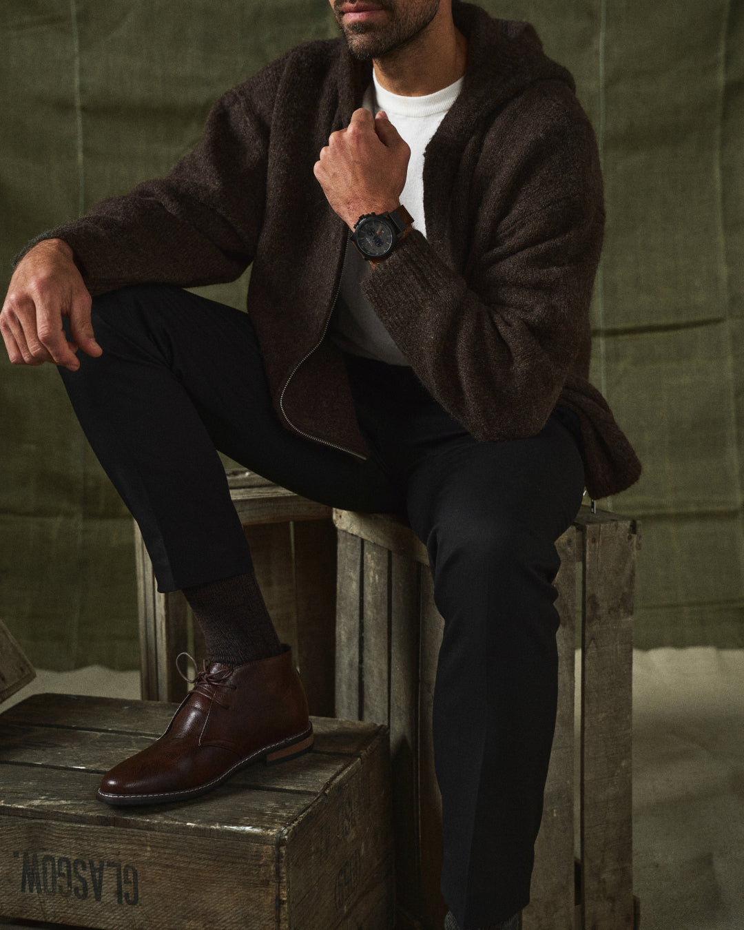 Dark brown low-cut leather boots for men, combining everyday comfort with a stylish, durable design.