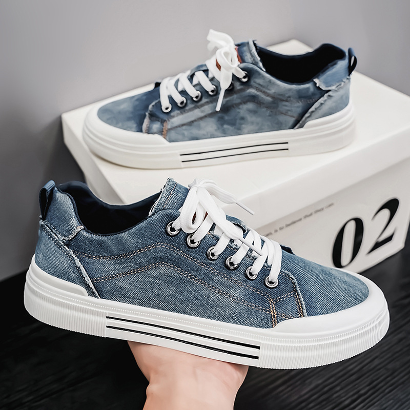 Comfortable men's denim sneakers for everyday wear, perfect casual fashion.