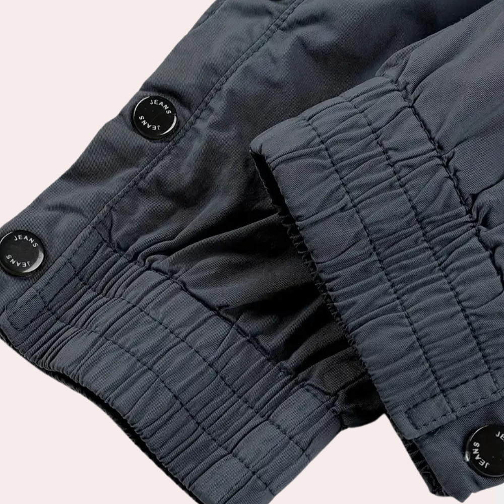 Modern men's cargo trousers in a stylish design, suitable for casual outings or active pursuits.