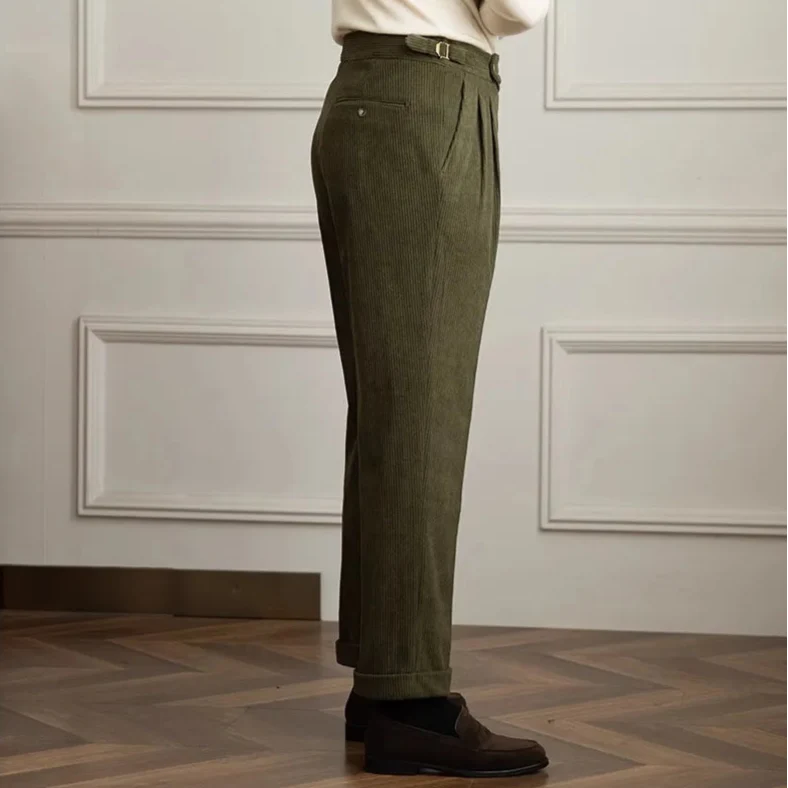 Comfortable men's tailored fit pleated pants, ideal for a stylish autumn or winter fashion look.