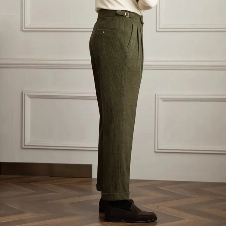 Comfortable men's tailored fit pleated pants, ideal for a stylish autumn or winter fashion look.